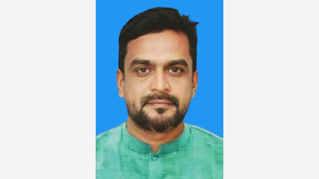 ‘তুই কোন হাত দিয়ে লিখিস, একটু দেখা’ বলেই কোপানো শুরু